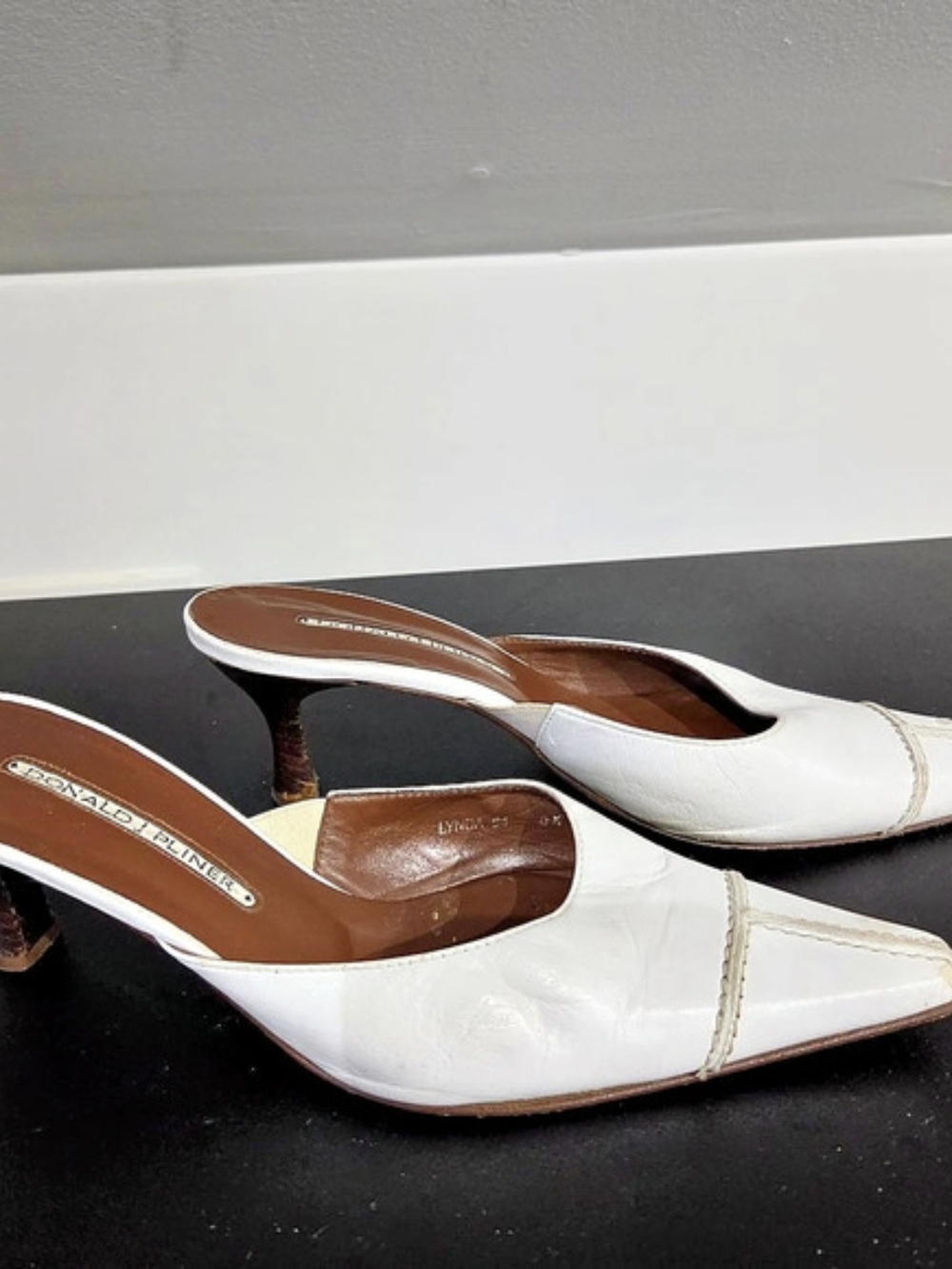 Donald J. PlinerWhite Leather Pointed Toe Heeled Mules Size 8.5